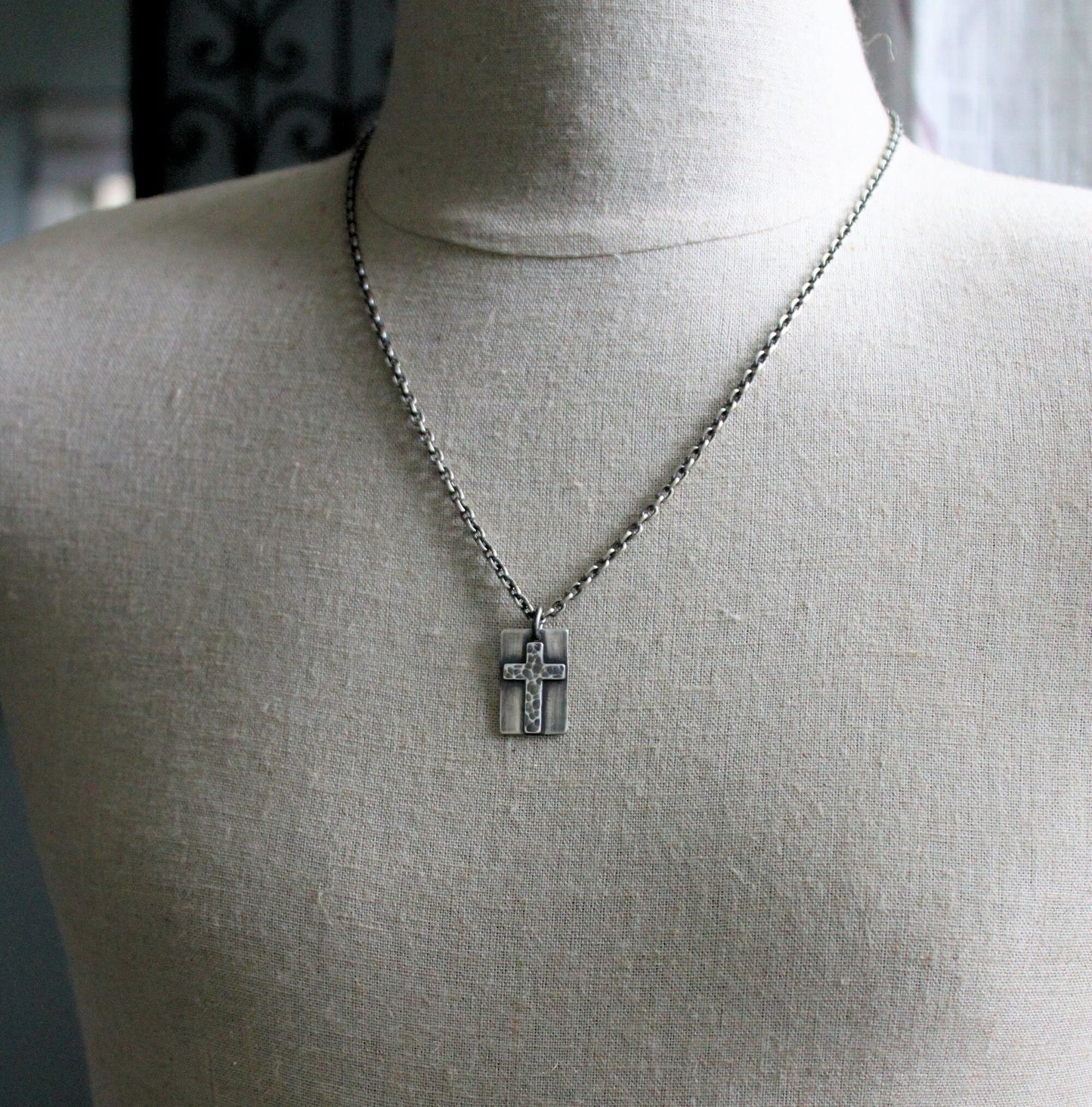 men's hammered cross pendant necklace